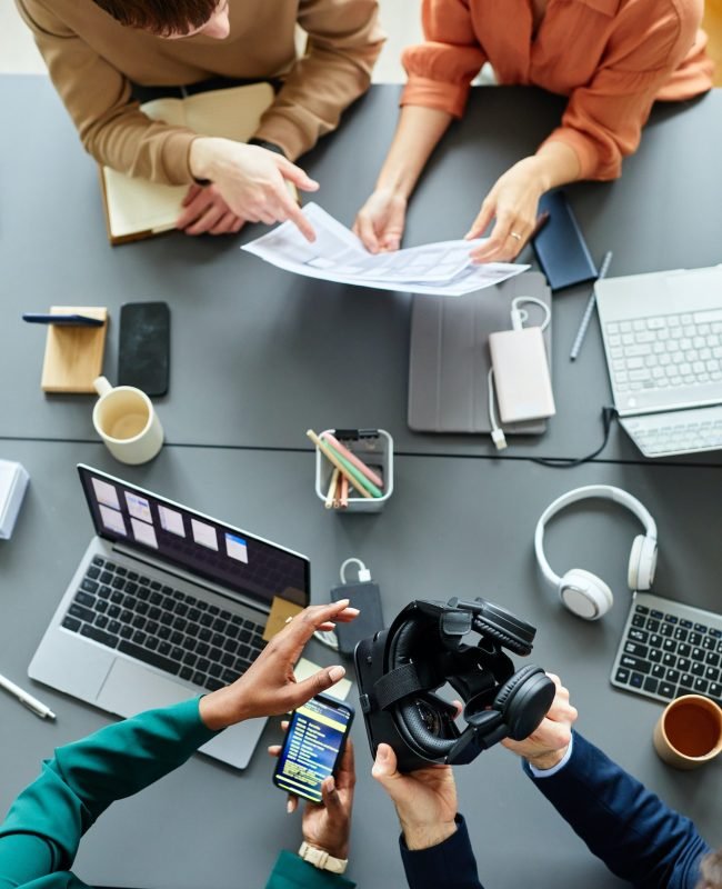 teamwork-of-programmers-at-table-at-meeting.jpg teamwork-of-programmers-at-table-at-meeting.jpg